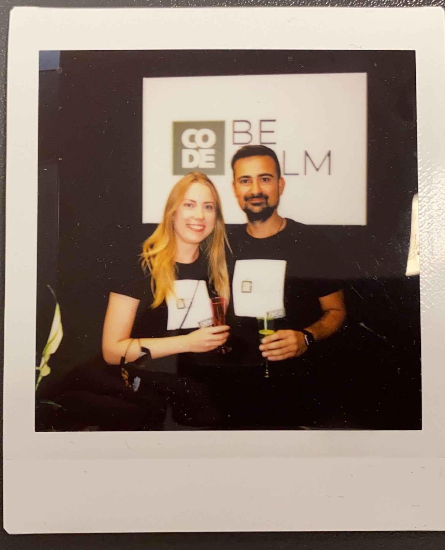 Polaroid der Gründer am Eröffnungstag von CODE BE CALM